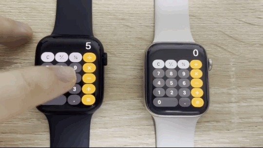 애플이 출시한 새로운 스마트워치인 '애플워치7'가 전작에 비해 화면 크기가 커졌다. 사진은 애플워치7(왼쪽)과 애플워치4(오른쪽)의 디스플레이 비교를 위해 계산기를 작동한 모습. © 뉴스1