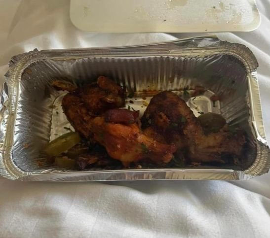 영국의 한 호텔에서 '의무 격리' 하고 있는 아프리카발 입국자들이 공개한 한 끼 식단. 페이스북 캡처