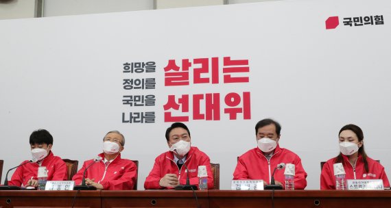 윤석열 국민의힘 대선 후보가 7일 국회에서 열린 대통령선거 선거대책위원회의 1차 회의에서 모두발언을 하고 있다. 2021.12.7/뉴스1 © News1 오대일 기자