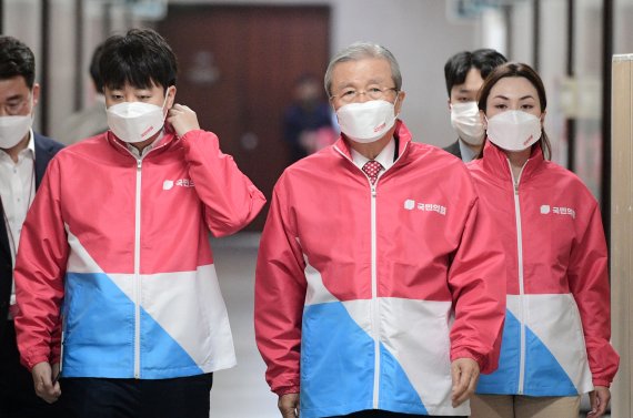 김종인 국민의힘 총괄선대위원장과 이준석 대표가 7일 국회에서 열린 대통령선거 선거대책위원회의 1차 회의에 참석하고 있다. 2021.12.7/뉴스1 © News1 오대일 기자