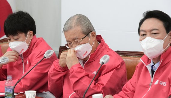 김종인 국민의힘 총괄선대위원장이 7일 국회에서 열린 대통령선거 선거대책위원회의 1차 회의에 참석, 회의 도중 마스크를 고쳐쓰고 있다. 2021.12.7/뉴스1 © News1 오대일 기자