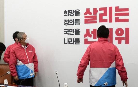 윤석열 국민의힘 대선 후보와 김종인 총괄선대위원장이 7일 국회에서 열린 대통령선거 선거대책위원회의 1차 회의에 참석, 회의 시작 전 '살리는 선대위'란 문구가 적힌 백보드를 바라보고 있다. 2021.12.7/뉴스1 © News1 오대일 기자