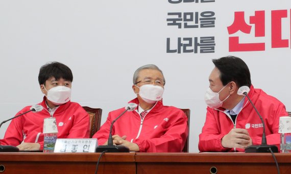 윤석열 국민의힘 대선 후보가 7일 국회에서 열린 대통령선거 선거대책위원회의 1차 회의에서 김종인 총괄선대위원장(가운데), 이준석 대표와 이야기를 나누고 있다. 2021.12.7/뉴스1 © News1 오대일 기자