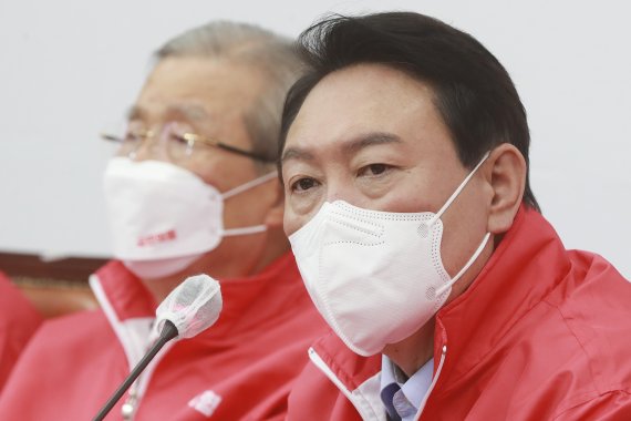 윤석열 국민의힘 대선 후보가 7일 국회에서 열린 대통령선거 선거대책위원회의 1차 회의에서 모두발언을 하고 있다. 2021.12.7/뉴스1 © News1 오대일 기자