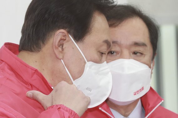 윤석열 국민의힘 대선 후보가 7일 오전 서울 여의도 국회에서 열린 국민의힘 중앙선거대책위원회의를 앞두고 김병준 상임선거대책위원장과 대화를 나누고 있다. 2021.12.7/뉴스1 © News1 오대일 기자