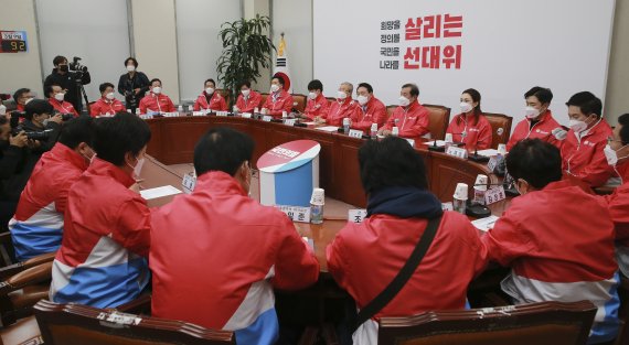 윤석열 국민의힘 대선 후보가 7일 국회에서 열린 대통령선거 선거대책위원회의 1차 회의에서 모두발언을 하고 있다. 2021.12.7/뉴스1 © News1 오대일 기자