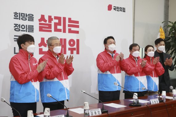 윤석열 국민의힘 대선 후보와 김종인 총괄선거대책위원장 등 참석자들이 7일 오전 서울 여의도 국회에서 중앙선거대책위원회 명칭을 공개하며 박수를 치고 있다. 왼쪽부터 이준석 대표, 김 총괄선거대책위원장, 윤 후보, 김병준 상임선거대책위원장. 2021.12.7/뉴스1 © News1 오대일 기자