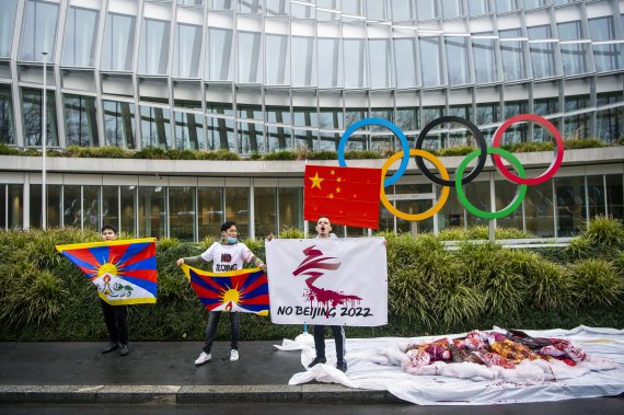[로잔=AP/뉴시스]3일(현지시간) 스위스 로잔에 있는 국제올림픽위원회(IOC) 본부 앞에서 유럽 티베트 청년회 활동가들이 2022 베이징 동계 올림픽에 반대하는 시위를 하고 있다. 180개에 달하는 인권단체가 중국 내 인권유린과 관련해 내년 베이징 동계올림픽 보이콧을 촉구하고 나섰다. 동계 올림픽은 2022년 2월 4일에 개막할 예정이다. 2021.02.04. /사진=뉴시스