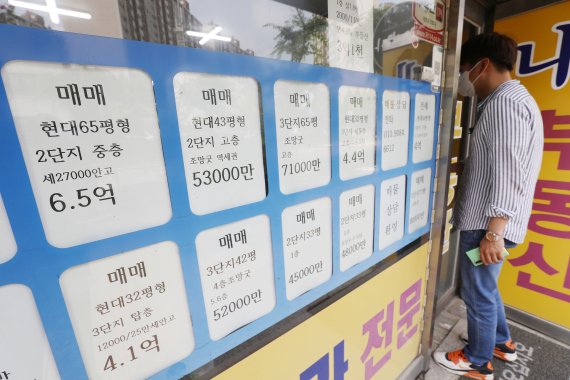 경기도 김포의 한 아파트 단지 상가 공인중개사무소에 아파트 매매 및 전세 시세를 알리는 매물표가 게시돼 있는 모습. 2021.6.30/뉴스1DB © News1