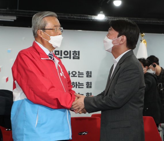 [서울=뉴시스]국회사진기자단 = 오세훈 국민의힘 서울시장 후보의 당선이 확실시 되자 8일 새벽 서울 여의도 국민의힘 중앙당사에 마련된 개표상황실에서 김종인 국민의힘 비상대책위원장과 안철수 국민의당 대표가 인사를 하고 있다. 2021.04.08. photo@newsis.com