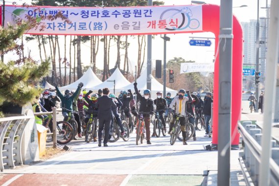 인천 서구는 아라뱃길부터 청라호수공원 구간 자전거도로 정비를 완료하고 7일 ‘자전거로(路) e음길’을 개통했다.