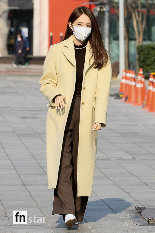 [포토] 다비치 강민경, '따뜻한 날씨에 어울리는 코트 패션'