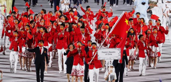 23일 오후 일본 도쿄 국립경기장에서 열린 2020 도쿄올림픽 개막식에서 중국 선수단이 입장하고 있다. 2021.7.23/뉴스1 © News1