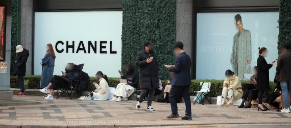 지난달 오전 서울 중구 한 백화점에서 시민들이 샤넬 매장 입장을 위해 줄 서 있는 모습./사진=뉴스1