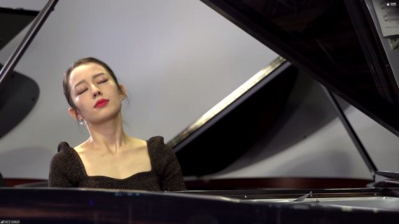 [서울=뉴시스]피아니스트 지나 앨리스. (사진=유니버설뮤직 제공) 2021.12.07. photo@newsis.com