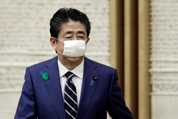 아베 신조 전 일본 총리가 이른바 '아베노마스크'를 착용한 모습. /사진=뉴스1