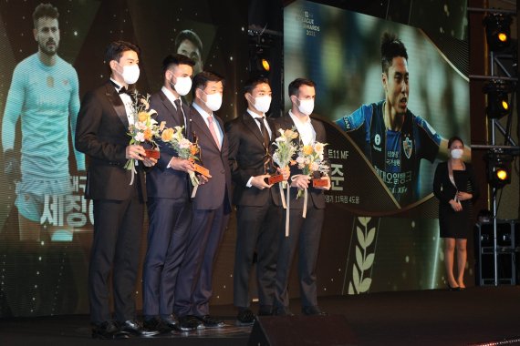 울산현대 바코, 포항스틸러스 임상협, 대구FC 세징야, 울산현대 이동준이 7일 서울 서대문구 스위스그랜드호텔에서 열린 '하나원큐 K리그 2021 대상 시상식'에서 베스트11 미드필드 부분 수상을 하고 기념촬영을 하고 있다. 2021.12.7/뉴스1 © News1 성동훈 기자