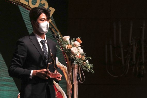 울산 현대 설영우가 7일 서울 서대문구 스위스그랜드호텔에서 열린 '하나원큐 K리그 2021 대상 시상식'에서 영플레이상을 받고 있다. 2021.12.7/뉴스1 © News1 성동훈 기자