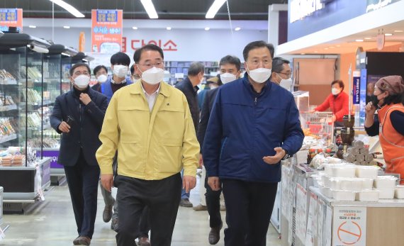 "오미크론 차단" 김종훈 농식품부 차관, 농산물유통센터 방역 만전