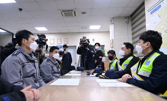 윤석열 국민의힘 대선후보와 이준석 대표가 7일 저녁 서울 마포구 홍익지구대에서 방범대원들과 간담회를 하고 있다. 2021.12.7/뉴스1 © News1 국회사진취재단