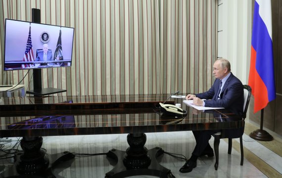 블라디미르 푸틴 러시아 대통령이 7일(현지시간) 러시아 소치에서 조 바이든 미국 대통령과 화상 정상회담을 진행하고 있다.로이터뉴스1