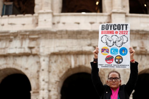 지난 10월 29일 G20 정상회담이 열리기 하루 전날 이탈리아 로마에서 티베트와 위구르 무슬림, 홍콩에 대한 중국의 행동에 반대하는 활동가가 시위를 하고 있다. © 로이터=뉴스1 © News1 김민수 기자