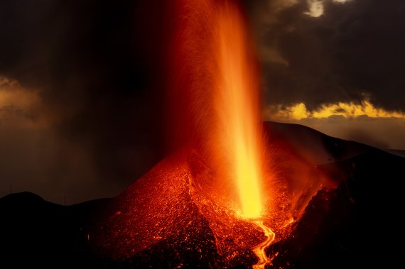 [라팔마=AP/뉴시스] 2일(현지시간) 스페인 카나리아제도 라팔마섬의 쿸브레 비에하 화산에서 용암이 분출하고 있다. 스페인 국립지질연구소는 이 지역의 최근 화산 활동이 증가했다며 지난 24시간 동안 341회의 지진이 감지됐다고 밝혔다. 2021.12.03.