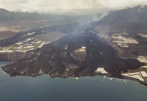 [라팔마=AP/뉴시스] 6일(현지시간) 스페인 카나리아제도 라팔마섬 화산에서 분출된 용암이 바다로 흘러들고 있다. 2021.12.08.