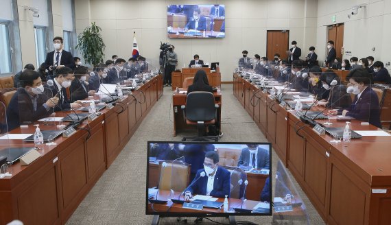 8일 오후 서울 여의도 국회에서 기획재정위원회 전체회의가 열리고 있다. 이날 위원회 전체회의는 안건이 미정인 상태로 열렸다. 2021.12.8/뉴스1 © News1 이동해 기자