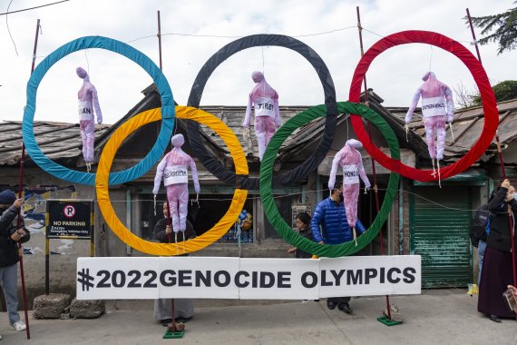 7일(현지시간) 미국 동맹국들이 2022년 베이징동계올림픽 '외교적 보이콧' 동참을 시작했다. 망명한 티베트인들이 인도 다람살라에서 베이징올림픽 반대시위를 벌이고 있다. AP