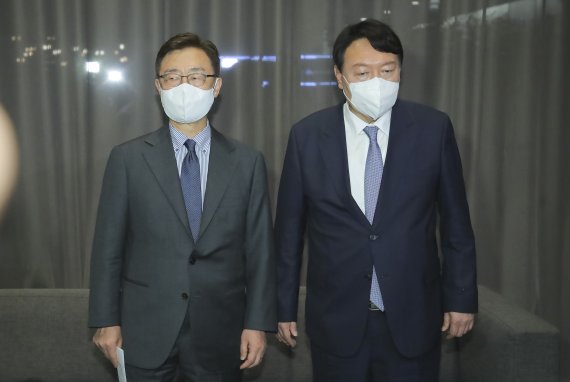 윤석열 국민의힘 대선 후보(오른쪽)와 최재형 전 감사원장.사진=뉴스1