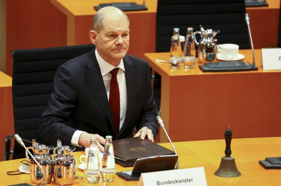 올라프 숄츠 독일 총리가 8일(현지시간) 취임선서를 하자마자 베를린 총리실에서 첫 내각 회의를 주재하고 있다. 심각한 코로나19 확산으로 그의 취임은 빛이 바랐다. AP뉴시스