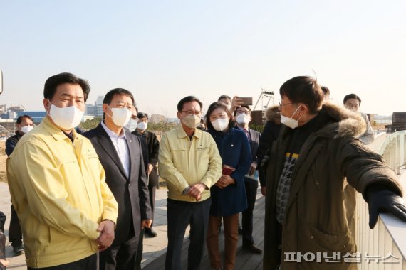 임병택 시흥시장(왼쪽) 8일 배곧대교 건설 관련 송도 및 배곧 일원 합동현지조사 참석. 사진제공=시흥시