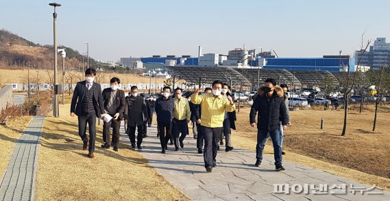 임병택 시흥시장(맨앞) 8일 배곧대교 건설 관련 송도 및 배곧 일원 합동현지조사 참석. 사진제공=시흥시