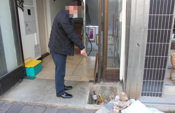 청주의 한 건물 출입구 수도계량기에 설치된 무선원격검침시스템© 뉴스1