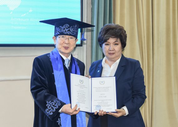 현정택 정석인하학원 이사장(왼쪽)이 아담쿨로바 치나라 키르기즈스탄 외교아카데미 총장으로부터 키르기스스탄 외교아카데미의 명예교수로 추대된 후 기념촬영을 하고 있다.