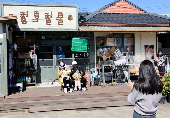 경북 포항 농어촌을 배경으로 한 최근 종영된 드라마 '갯마을 차차차' 촬영지가 관광객들의 필수 여행코스로 각광받고 있는 것으로 나타났다. 사진은 공진시장(청하시장)내 모습.(독자제공)2021.12.9/© 뉴스1