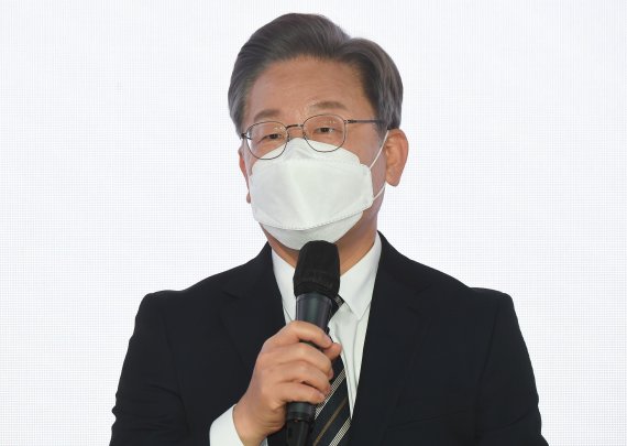 (서울=뉴스1) 국회사진취재단 = 이재명 더불어민주당 대선 후보가 9일 오전 서울 마포구 가온스테이지에서 열린 정당혁신추진윈위원회 출범식에서 인사말을 하고 있다. 2021.12.9/뉴스1