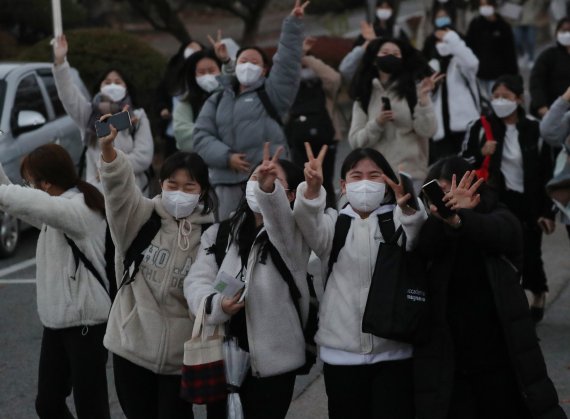 지난달 18일 경기도 수원시 팔달구 영복여자고등학교에서 2022학년도 대학수학능력시험을 마친 수험생들이 교문을 나서고 있다. /뉴스1 © News1 김영운 기자