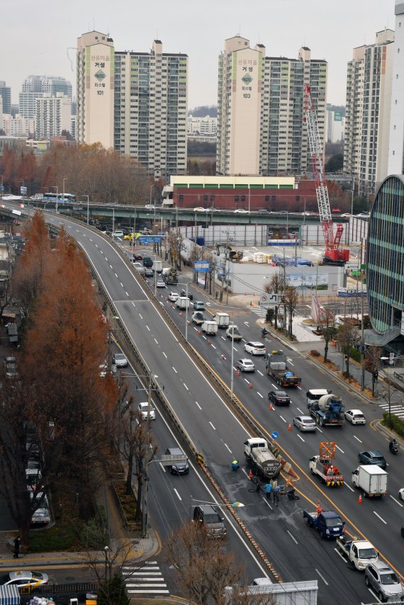 서울시와 영등포구가 선유고가차도 철거를 시작한 9일 여의도 방면(목동→여의도)차로가 통제되고 있다. 이번 철거는 내년 12월까지 계속된다. 사진=서동일 기자