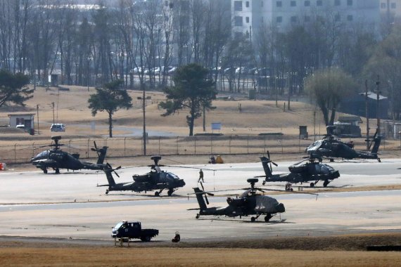 경기도 평택 소재 주한미군 기지 '캠프 험프리스'에 계류돼 있는 미군 헬기들.