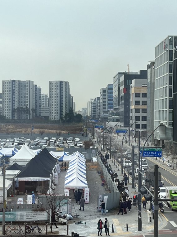 9일 서울 강서구 마곡 선별진료소에 시민들이 코로나19 PCR 검사를 기다리고 있다./사진=이진혁 기자