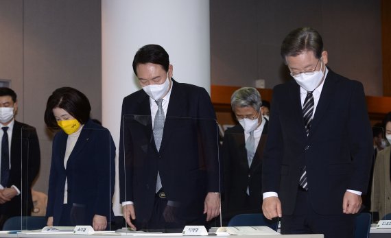 [서울=뉴시스] 국회사진기자단 = 이재명 더불어민주당, 윤석열 국민의힘, 심상정 정의당 대선 후보가 9일 서울 마포구 연세대학교 김대중도서관에서 열린 '김대중 대통령 노벨평화상 수상 21주년 기념식 및 학술회의'에서 묵념하고 있다. 2021.12.09. photo@newsis.com