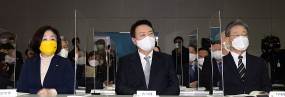 [서울=뉴시스] 국회사진기자단 = 이재명 더불어민주당, 윤석열 국민의힘, 심상정 정의당 대선 후보가 9일 서울 마포구 연세대학교 김대중도서관에서 열린 '김대중 대통령 노벨평화상 수상 21주년 기념식 및 학술회의'에 참석해 있다. 2021.12.09. photo@newsis.com