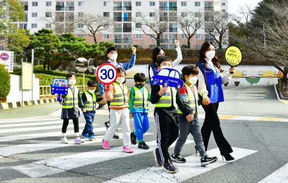 [울산=뉴시스]9일 울산지역 어린이집 원아들이 현대자동차 노사가 제공한 안전조끼를 입고 횡단보도를 지나고 있다. (사진=현대자동차 제공) photo@newsis.com *재판매 및 DB 금지