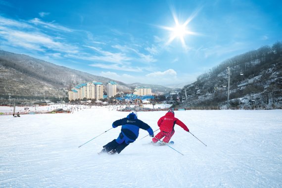 스키의 계절이 돌아왔다. 겨울을 기다려온 스키어들은 벌써부터 설원을 질주할 꿈에 잔뜩 부풀어 있다. 사진은 곤지암리조트 스키장 사진=곤지암리조트