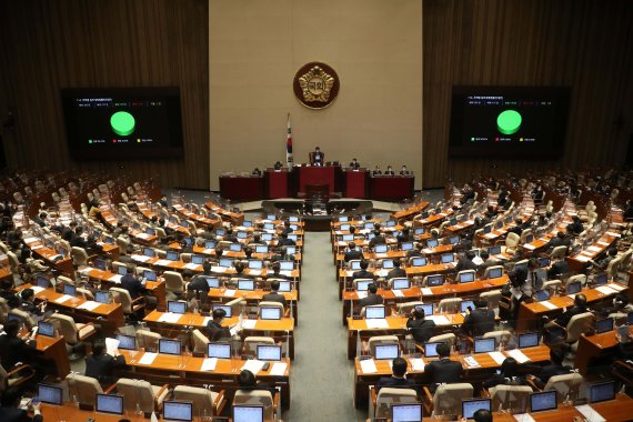 정기국회 마지막 날인 9일 오후 서울 여의도 국회에서 열린 본회의에서 '대장동 방지 3법' 중 하나인 주택법 일부개정법률안(대안)이 가결되고 있다. 2021.12.9/뉴스1 © News1 오대일 기자 /사진=뉴스1