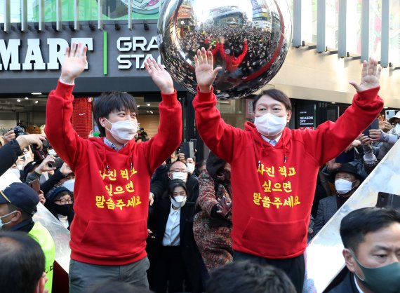 국민의 힘 윤석열 대선 후보와 이준석 대표가 4일 오후 부산 서면 일대에서 시민들에게 손 흔들어 인사하고 있다. 2021.12.4/뉴스1 © News1 구윤성 기자