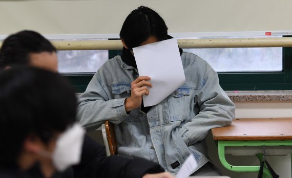 2022학년도 대학수학능력시험 성적표가 배부된 10일 오전 서울 종로구 경복고등학교에서 수험생이 성적표를 살펴보고 있다. 사진=뉴시스