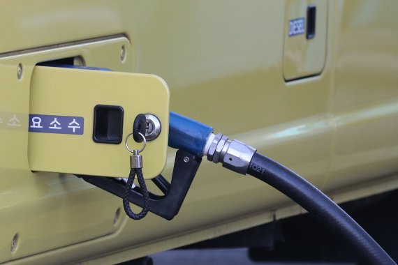 [군포=뉴시스] 권창회 기자 = 경기 군포시 한 주유소에서 화물차에 요소수가 주입되고 있다. 2021.11.15. kch0523@newsis.com